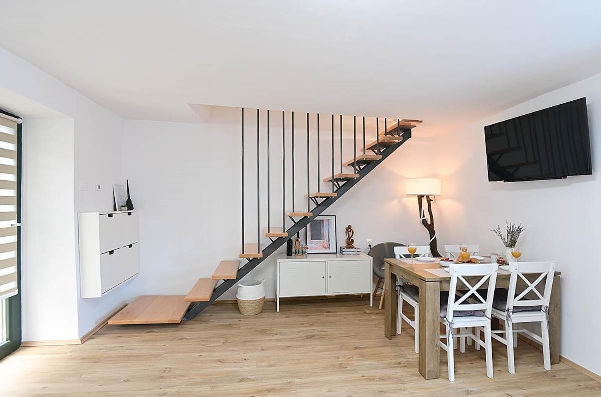 Apartment D & Studio L Dobrinj المظهر الخارجي الصورة