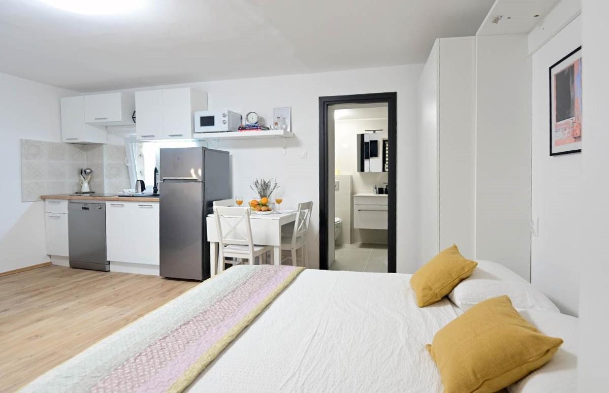 Apartment D & Studio L Dobrinj المظهر الخارجي الصورة