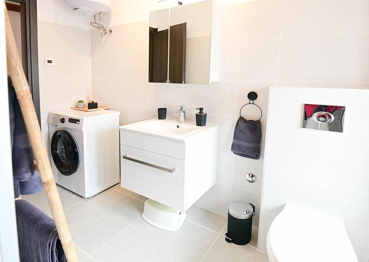 Apartment D & Studio L Dobrinj المظهر الخارجي الصورة